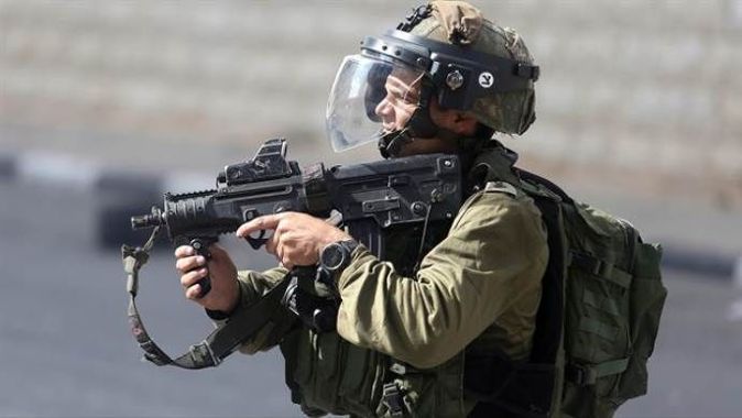 İşgalci İsrail güçleri iki Filistinliyi vurarak öldürdü
