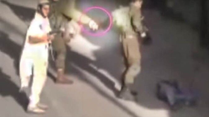 İsrail askerleri Filistinli genci öldürüp yanına bıçak koydu
