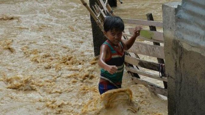 Filipinler&#039;de tayfun hayatı felç etti
