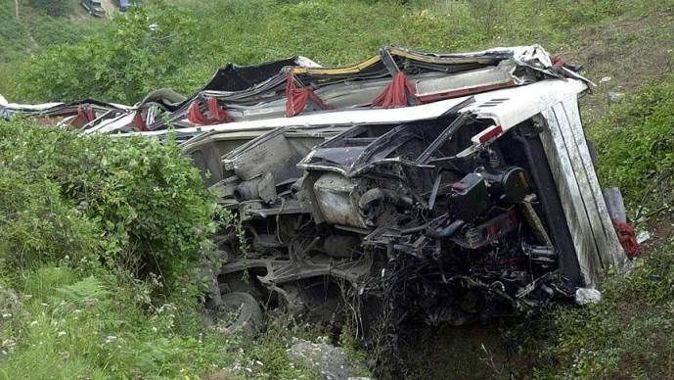 Hindistan&#039;da otobüs uçuruma yuvarlandı: 14 ölü, 30 yaralı
