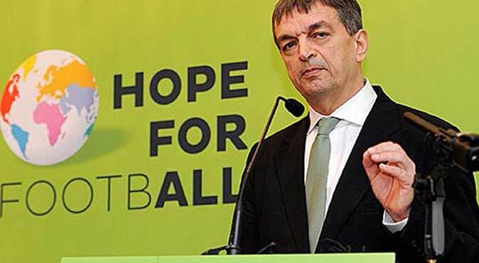 Champagne FIFA başkanlığına aday