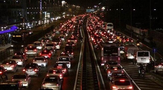 İstanbul&#039;da trafik yoğunluğu yüzde 90&#039;a ulaştı!