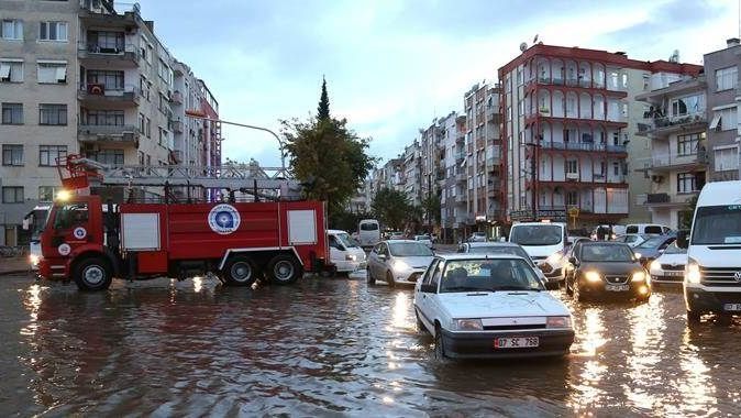 Antalya şiddetli yağış hayatı felç etti
