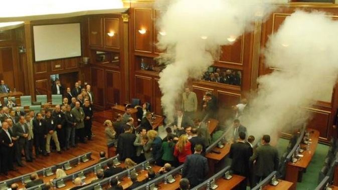 Kosova Meclisi&#039;nde yine gaz bombası atıldı
