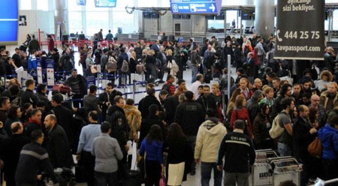 Atatürk Havalimanı&#039;nda pasaport arızası