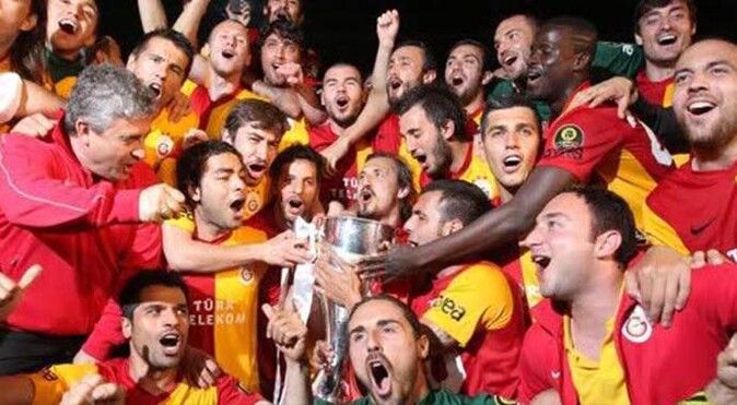 Galatasaraylı futbolculardan Aziz Yıldırım&#039;a cevap