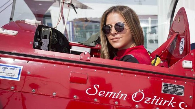 Türkiye&#039;nin ilk kadın akrobasi pilotu
