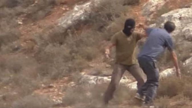 Siyonist yerleşimci Filistinlilere yardım eden aktiviste saldırdı

