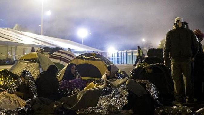 Yüzlerce sığınmacı Avusturya sınırında bekliyor
