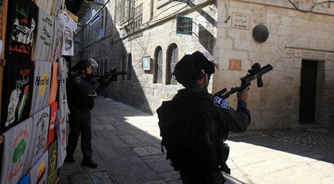 İsrail polisi, Filistinlileri Mescid-i Aksa&#039;dan çıkmaya zorluyor