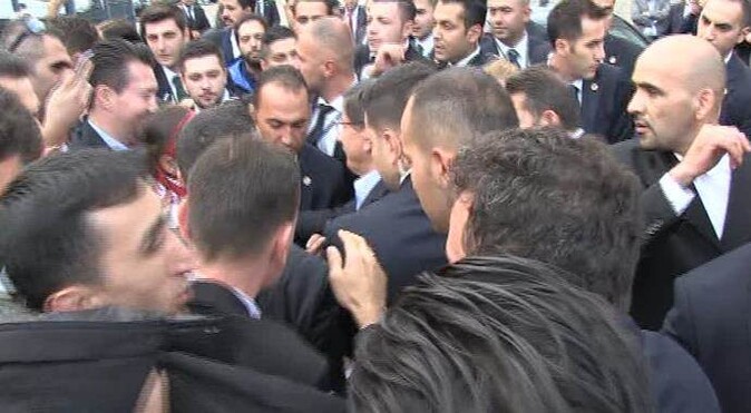 Başbakan Davutoğlu, izdihamdan zor kurtuldu