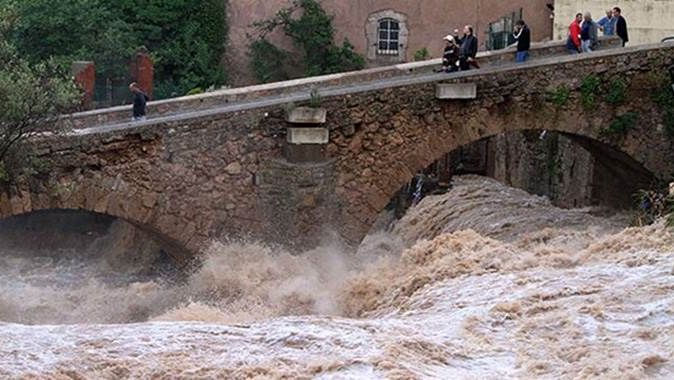 Fransa&#039;da sel felaketi: 11 ölü, 7 kayıp
