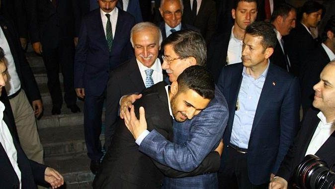 Başbakan Davutoğlu, o genci geri çevirmedi!