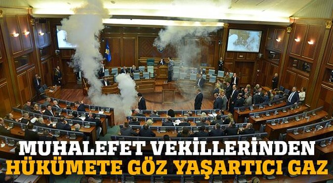 Kosova&#039;da muhalefet vekilleri Meclis salonuna göz yaşartıcı gaz attı
