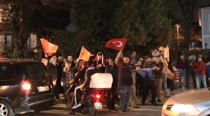 Erdoğan&#039;ın evinin önüne akın ediyorlar