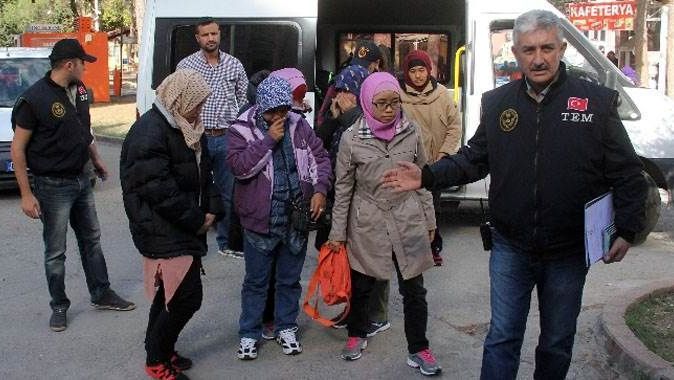 IŞİD&#039;e katılmak için gelen kadınları polis yakaladı
