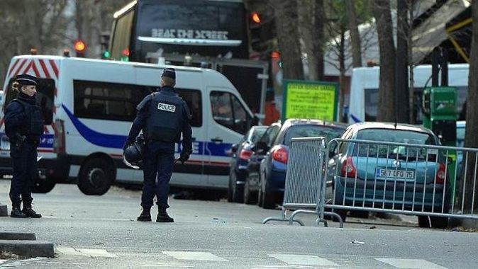 Paris&#039;teki saldırılarla ilgili 3 gözaltı
