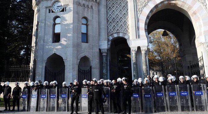 İstanbul Üniversitesi önünde eylem yapan gruba polis müdahalesi