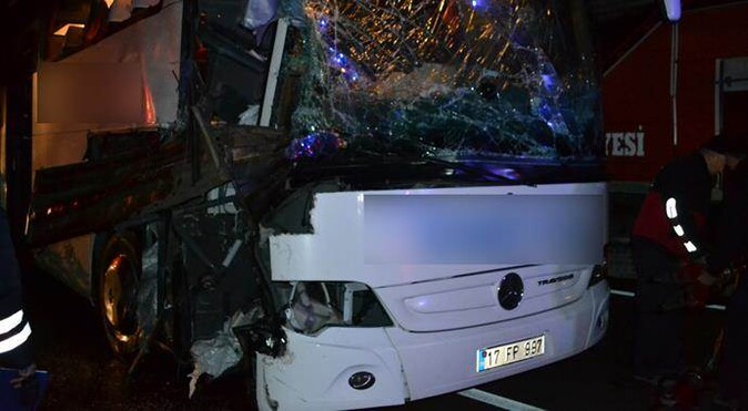 Otobüs TIR ile çarğıştı: 11 yaralı