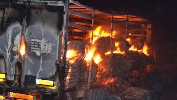 Çukurca&#039;da PKK köye ekmek götüren aracı yaktı