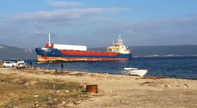 Çanakkale Boğazı&#039;nda bir gemi karaya oturdu