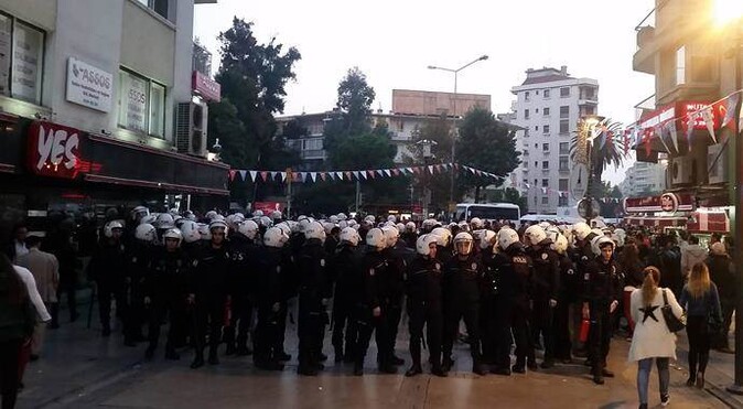 İzmir&#039;de gerginlik! 40 gözaltı