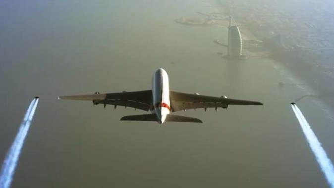 Jet adamlar dünyanın en büyük yolcu uçağıyla yan yana uçtu