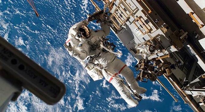 UUİ&#039;deki astronotlar uzay yürüyüşünde