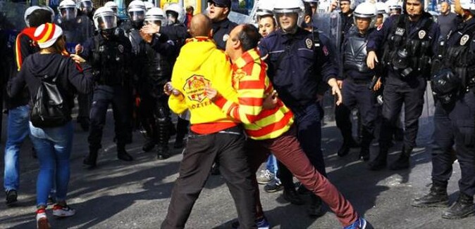 İzmir&#039;de futbol terörü! Yaralılar var
