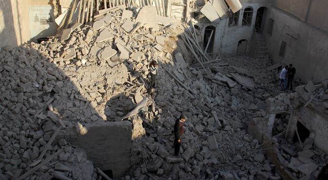 Rus uçakları Halep&#039;te sivil yerleşimlere saldırdı
