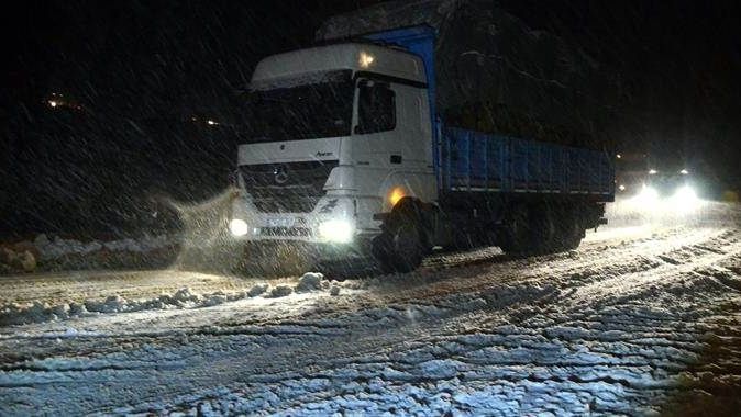Yoğun kar yağışı, Tokat-Sivas karayolunu kapattı