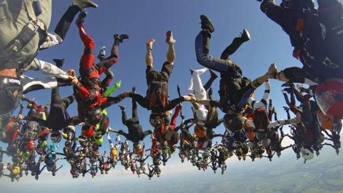164 paraşütçü, havada el ele tutuşarak dünya rekoru kırdı
