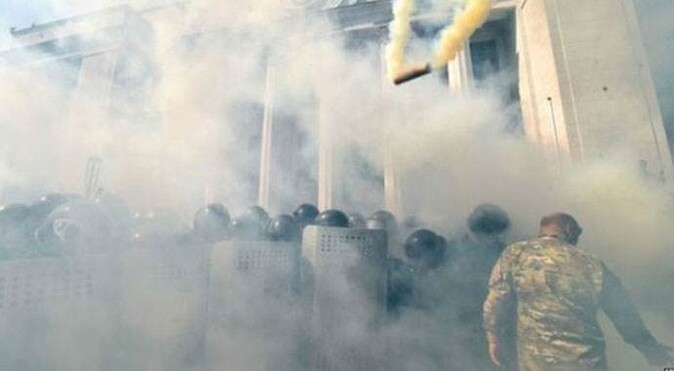 Ukrayna&#039;da meclis önünde çatışma: 1 ölü, 100 yaralı
