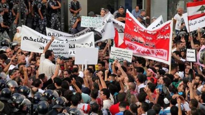 Lübnan&#039;da göstericiler Çevre Bakanlığı&#039;nı işgal etti
