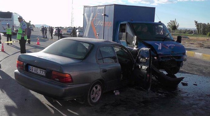 Kargo kamyonu ile otomibil çarpıştı: 1 ölü, 3 yaralı