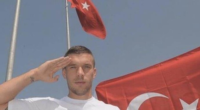 Podolski&#039;nin Türk bayrağıyla pozu Almanya&#039;yı karıştırdı