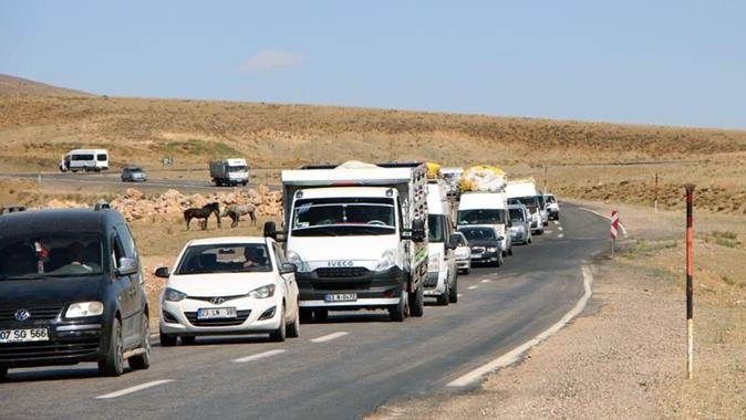 Teröristlerin yol kestiği Çat-Karlıova karayolu ulaşıma açıldı