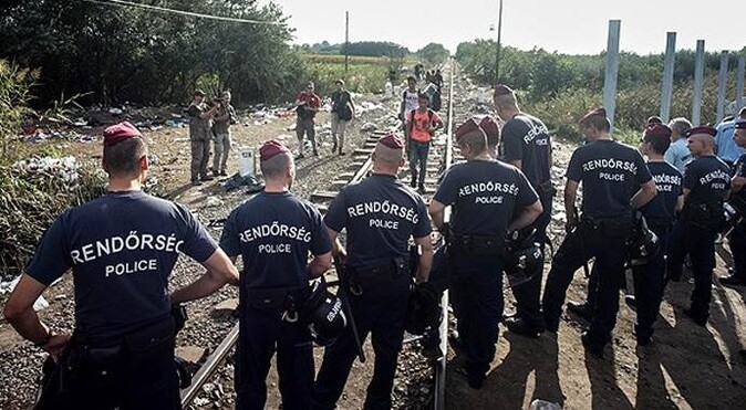 Macaristan&#039;dan sığınmacılara engel
