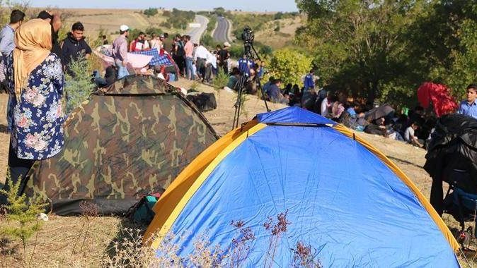 Suriyeli sığınmacılar otobanda kamp kurdu