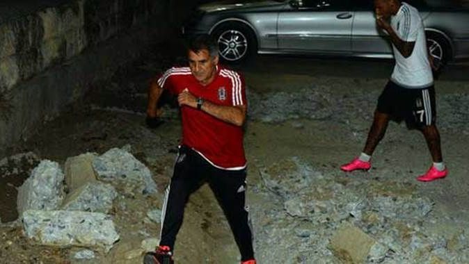 Beşiktaşlı futbolcular kayaların üstünden atladı