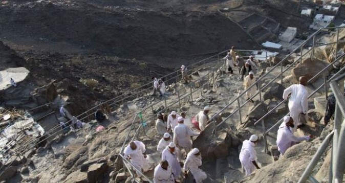 Hacı adaylarının Hira Dağı&#039;ndaki zorlu tırmanışı

