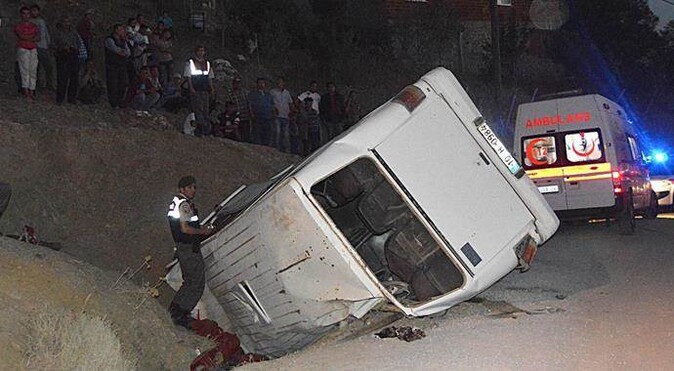 Minibüs takla attı: 3 ölü