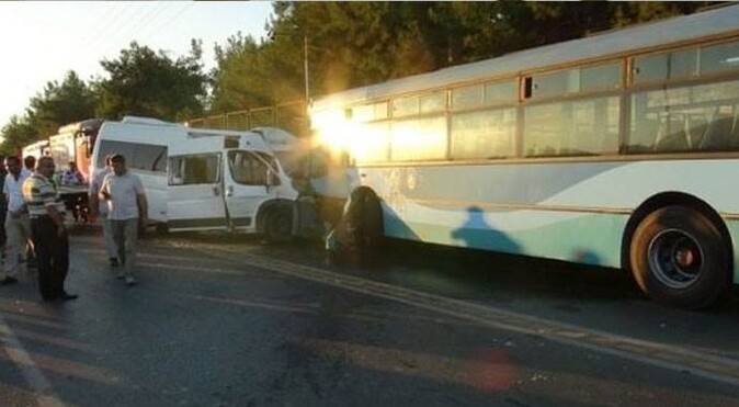 Halk otobüsü ile servis minibüsü çarpıştı: 1 ölü