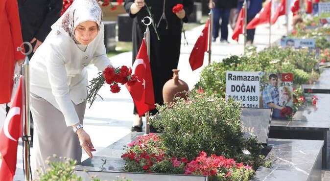 Sare Davutoğlu &#039;maden şehitleri&#039;ni unutmadı
