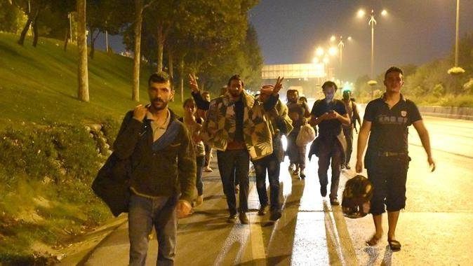 Sığınmacılar Edirne yolunda yürümeye devam etti