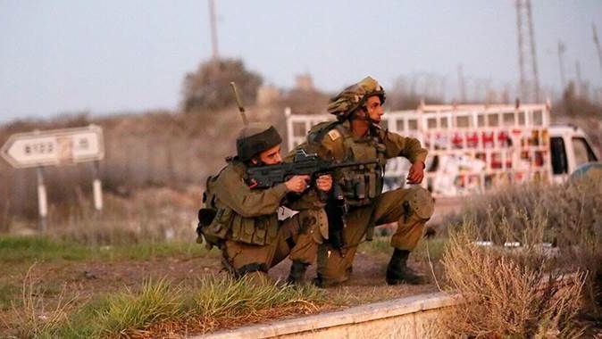İşgalci İsrail askerleri Siyonist yerleşimcileri protesto eden Filistinlilere saldırdı
