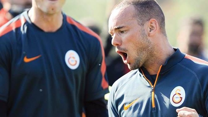 Sneijder iki yıla ikna oldu