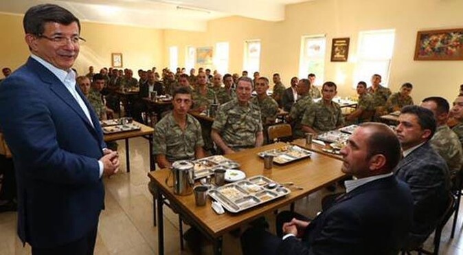 Davutoğlu Dağlıca&#039;daki askerleri ziyaret etti