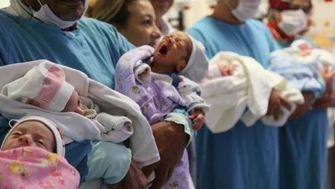 Aynı hastanede bir gün arayla 4 aile üçüz bebek sahibi oldu
