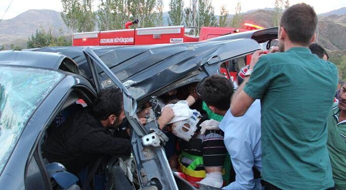 Erzurum&#039;da korkunç kaza, ölü ve yaralılar var